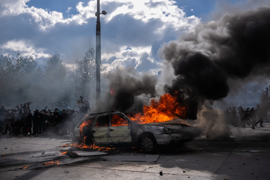 Во Франции проходят масштабные общенациональные протесты и столкновения с полицией, вызванные резким ростом стоимости жизни, инфляцией и проблемами в социальной сфере