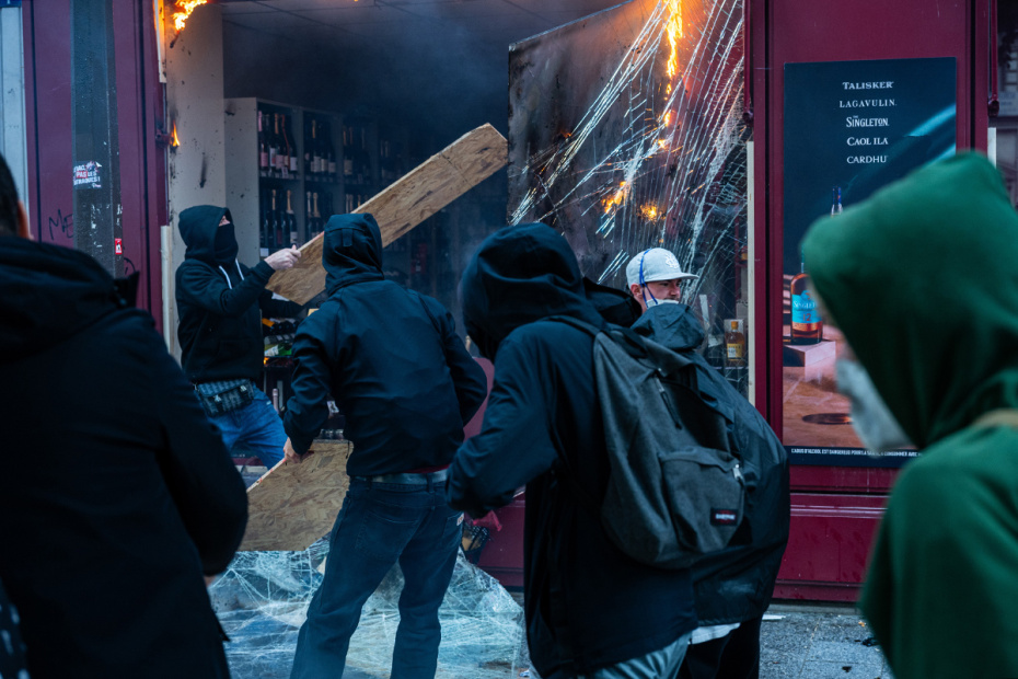Во Франции проходят масштабные общенациональные протесты и столкновения с полицией, вызванные резким ростом стоимости жизни, инфляцией и проблемами в социальной сфере